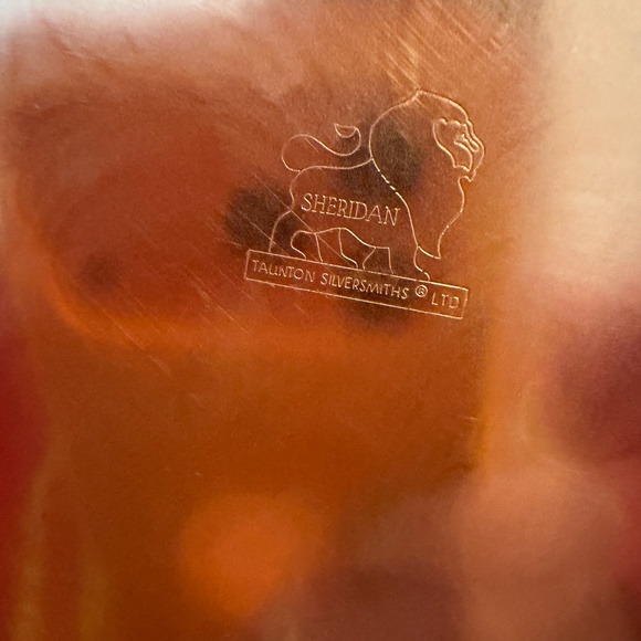 ✨ Sheridan Silver Plated Round Serving Tray – Vintage Ornate Design ✨ - Picture 2 of 2